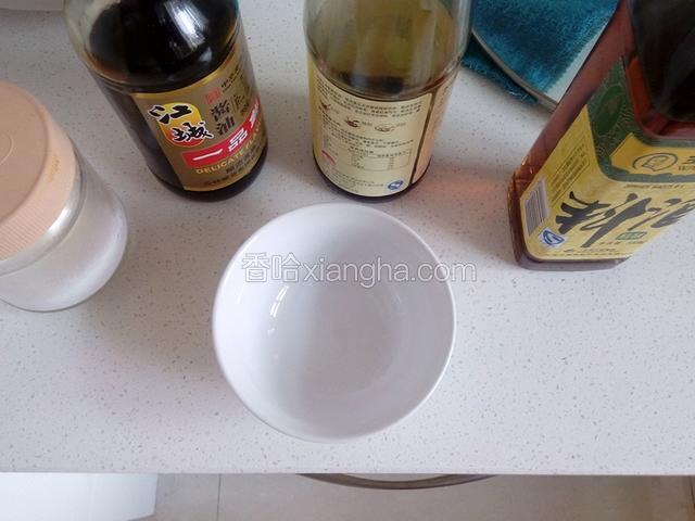 将料酒，酱油，糖，耗油，盐混合搅拌均匀备用