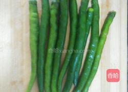 川味香肠炒辣椒的做法图解2