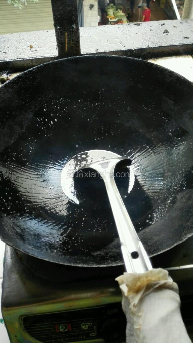 倒入清油