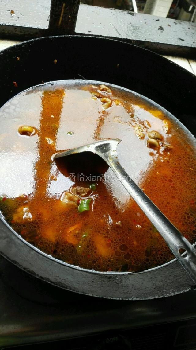 然后炒至金黄。倒入清水