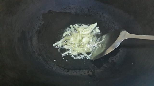 锅里放油，爆香姜蒜。