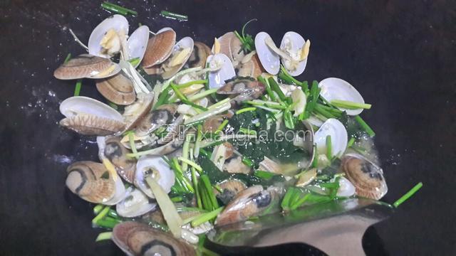 勾芡，翻炒均匀出锅。