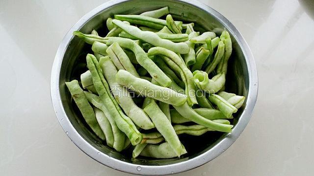把豆角掐去筋衔，掰成小段洗净备用。