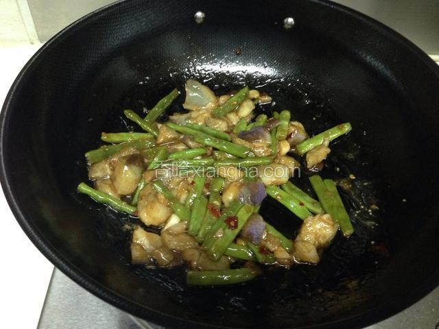 茄子、豆角软烂，放入红油豆瓣酱翻炒均匀即可出锅