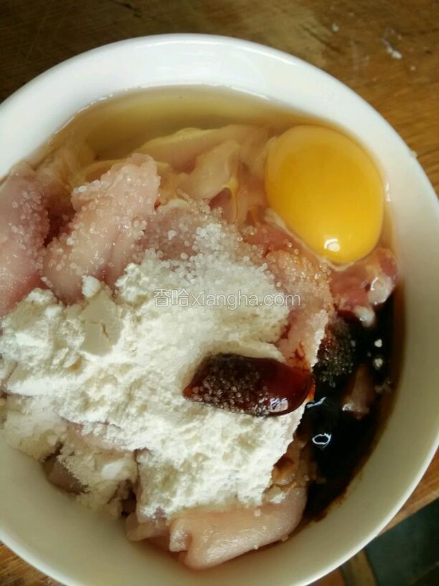 首先把里脊肉切片，放入碗里加入鸡蛋 酱油 耗油 盐 淀粉  料酒搅拌均匀腌制20分钟，这个时间就可以准备其他东西