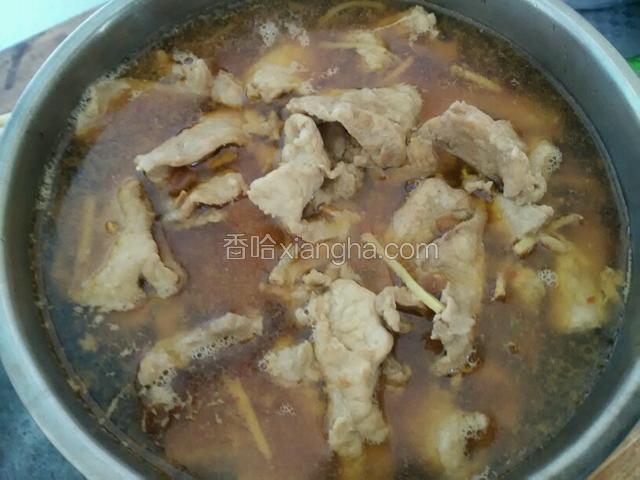 锅中烧油，油热放入辣豆瓣酱炒出香味放入姜丝，加入高汤或水，把肉片一片片放进去