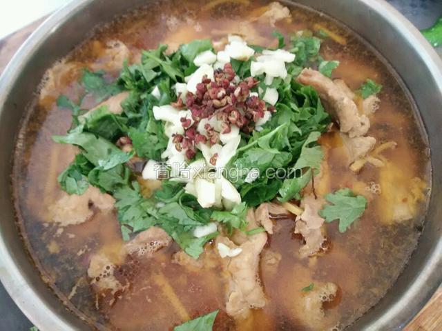 把烫好的肉片放到汆烫好的底菜上，上边放上香菜 蒜末 花椒