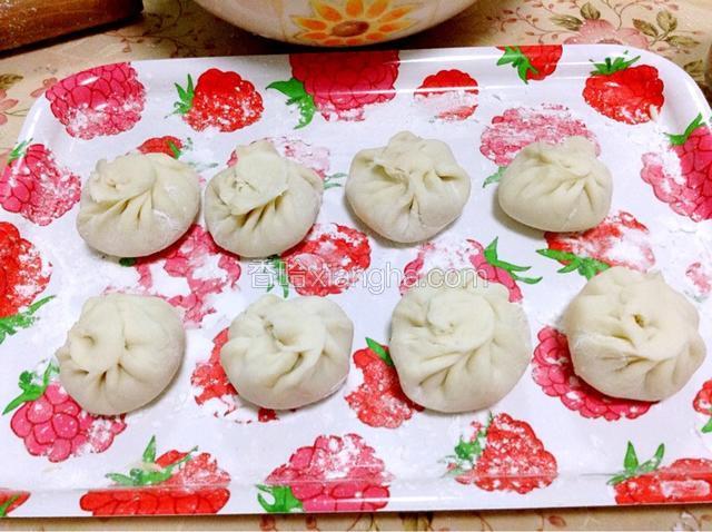 制作。将冻过的肉馅包入皮中，一定不能有裂口。醒20分钟。