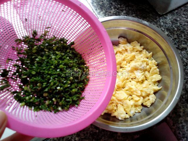 待鸡蛋凉后放入韭菜，油拌均