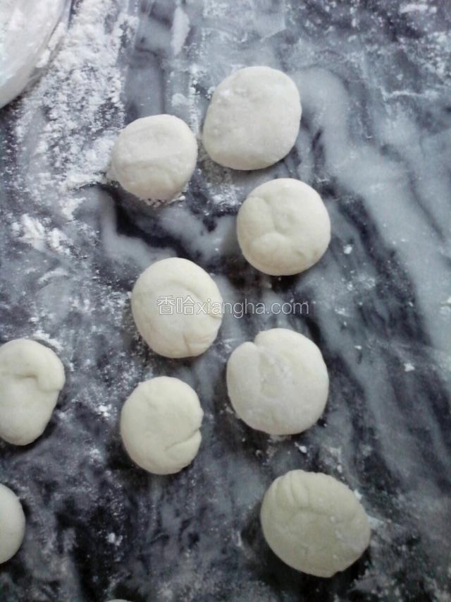把圆圆的小剂子按扁