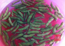 盐水毛豆的做法图解1