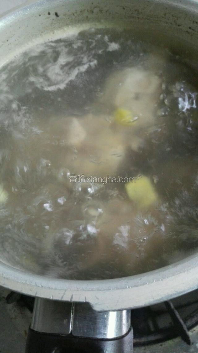 用汤锅装一锅清水，放入姜片和大骨，煲一个小时