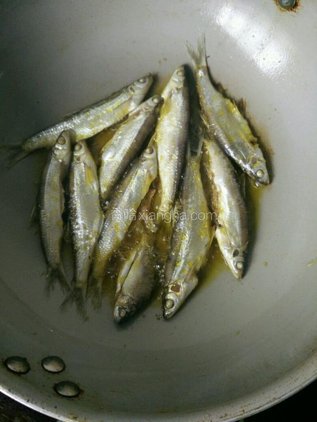 把锅烧热，倒入菜籽温，温度到100度以上放入鱼，煎至两边金黄色，捞起备用