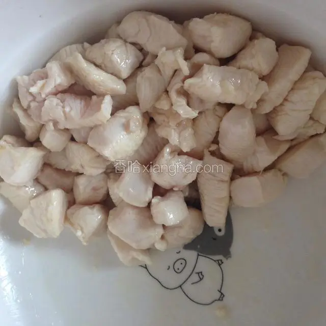倒入鸡丁翻炒至变色立即盛出。防止炒老。