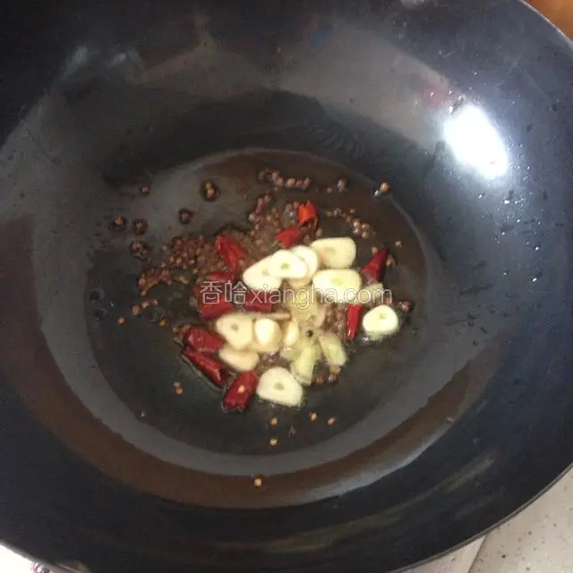 出香味后放入姜蒜。