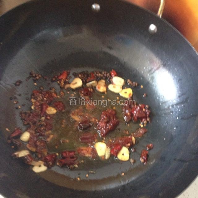 姜变色后放入郫县豆瓣酱。
