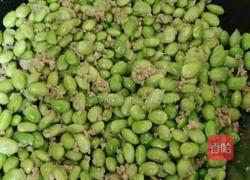 烂肉闷毛豆的做法图解2