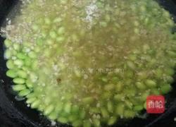 烂肉闷毛豆的做法图解3