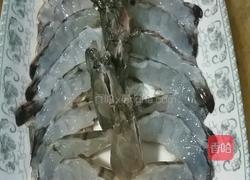 蒜茸蒸开边虾的做法图解1