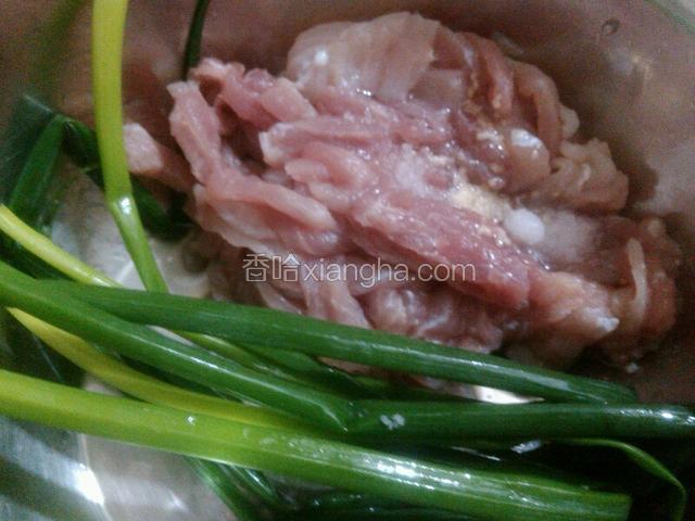 瘦肉切丝用葱汁酒腌5分钟