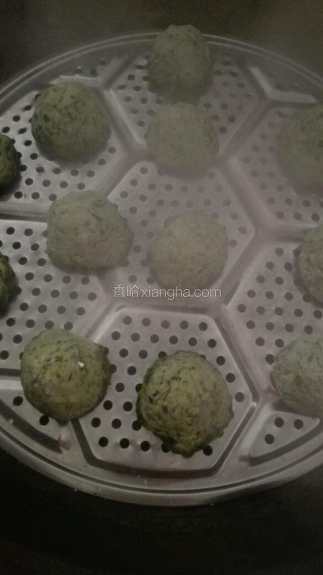 起火把锅烧热一点 揪成窝窝的形状放进蒸锅就可以啦