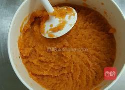 胡萝卜葱香包的做法图解2