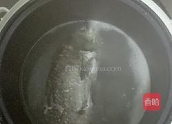 鲫鱼小白菜汤的做法图解2