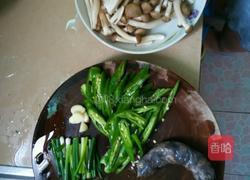 川味腊肠炒菇的做法图解1