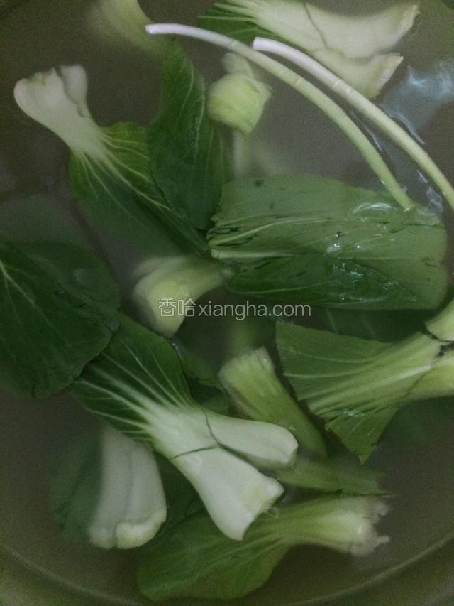 油菜心和葱段洗好，用淘米水泡一下…
