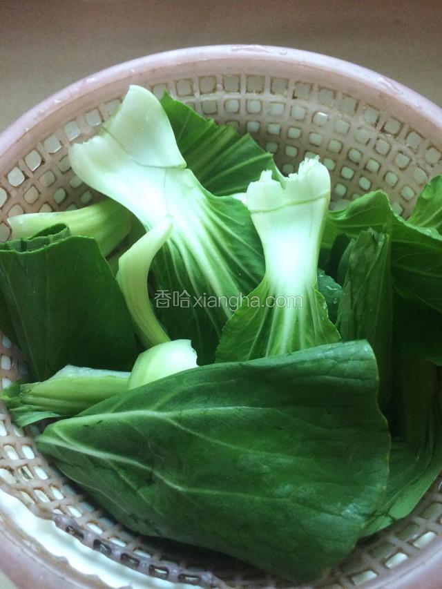 油菜心洗干净捞出沥干水分