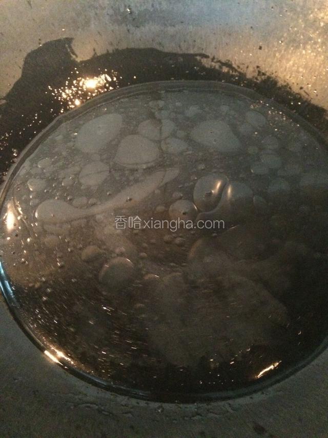 热锅关小火，倒入适量油，再倒入清水…然后开大火，把水煮开