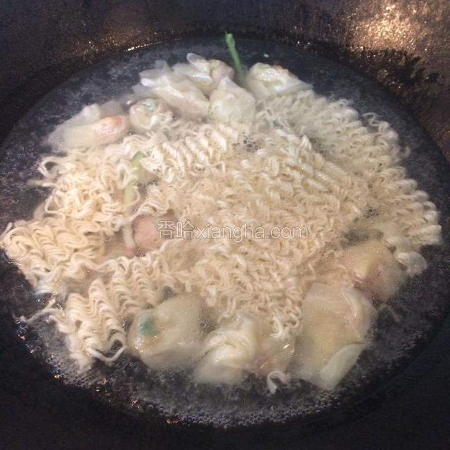 紧接着倒入泡软的面条继续煮