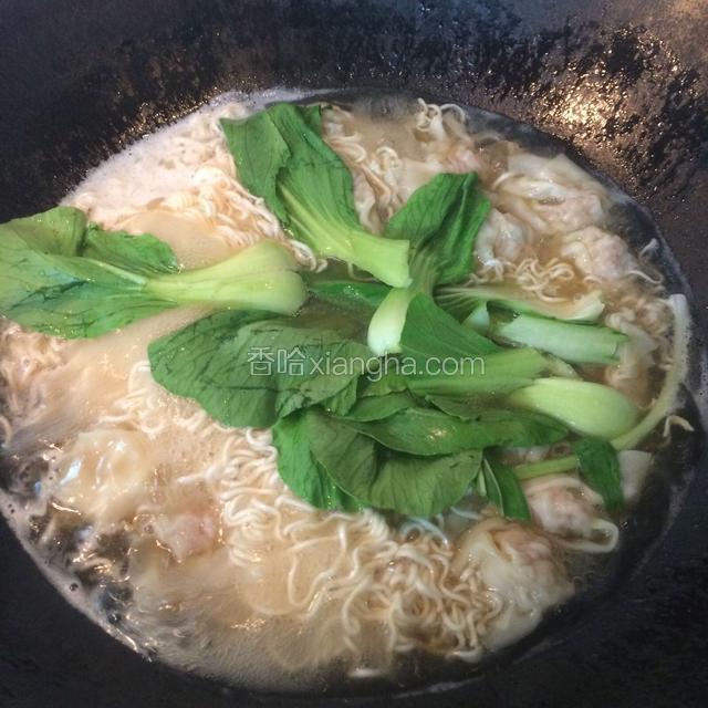味道调好后放入油菜心烫熟就好了