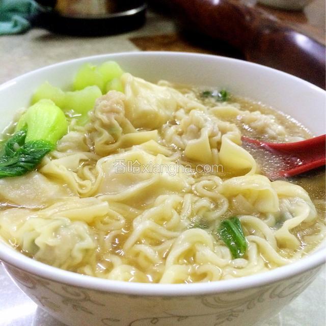 菜心熟了，香喷喷令人食欲大开的云吞面就做好啦
