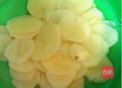 土豆片炒豆瓣肉丁的做法图解1