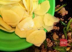 土豆片炒豆瓣肉丁的做法图解7