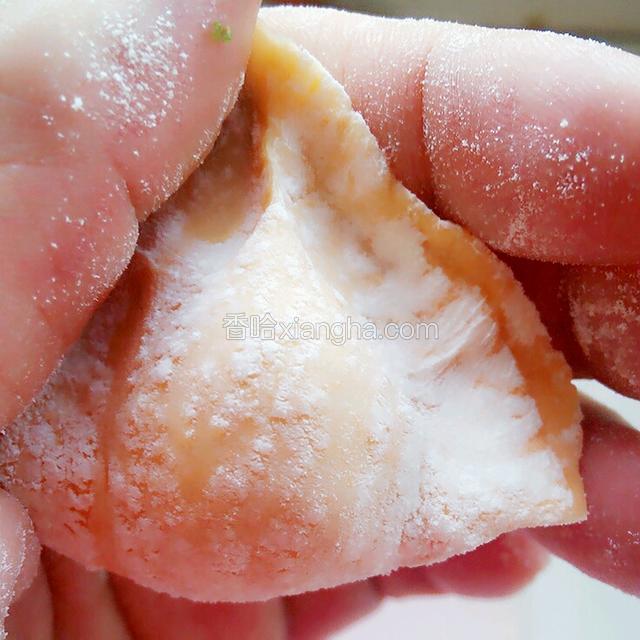另一种方法。放馅后用两个手的大拇指摁着前片，其他手指摁着后面。双手向里挤。捏紧