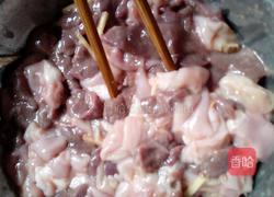 猪肝粉肠汤的做法图解3