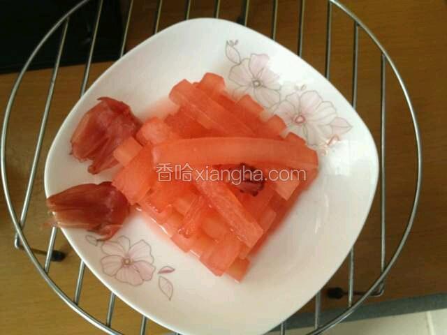 烧至冬瓜呈透明后摆盘。