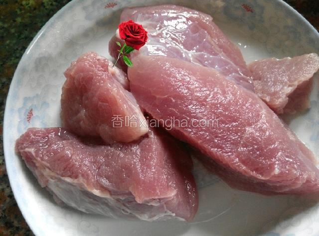 猪肉洗净剁碎～剁成末～装盘备用～