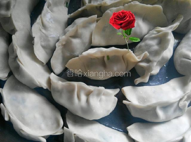 搅拌好后～取一个饺子皮～放入适量的馅料～顺时针沿着饺皮两边用手合拢～这是包好的饺子～然后锅里放入适量的水～烧开后～放入饺子～蒸15分钟～