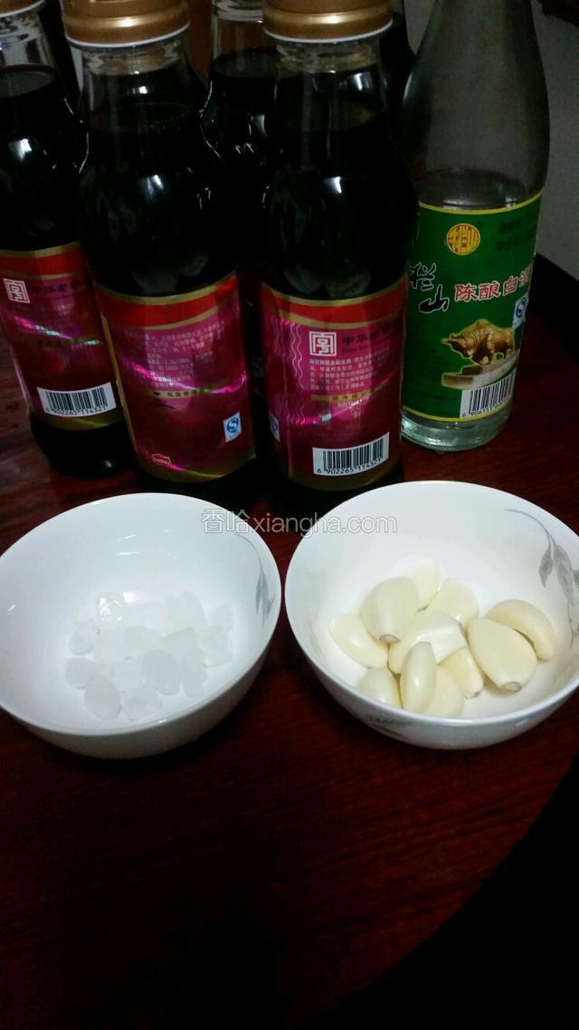 依次将准备好的冰糖、大蒜放进去，最后倒入一勺白酒，酱油差不多没过辣椒就可以