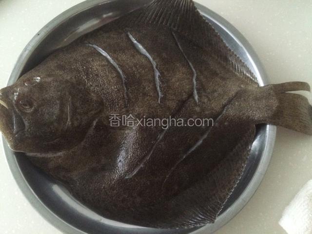 清洗后去除鱼鳃，摘除内脏，再反复清洗干净，用刀在鱼身上斜切几刀，深至鱼骨；