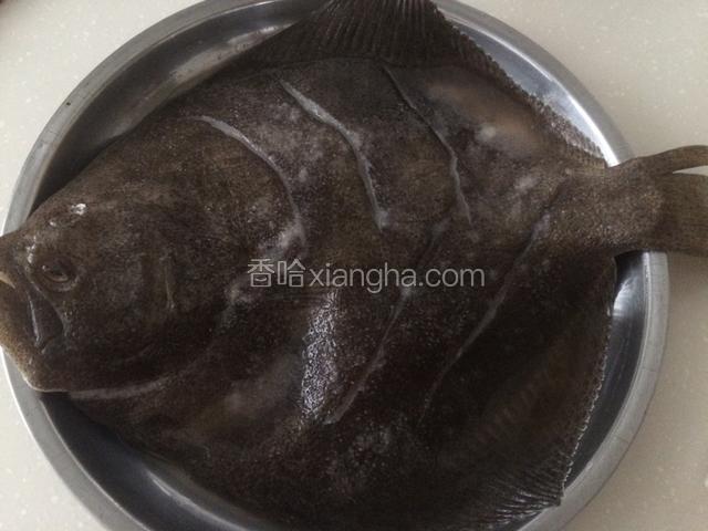 撒一小茶匙盐，一汤匙米酒，用手在鱼身，尤其是刀切口处反复搓揉，然后腌制10分钟，使米酒和盐均匀浸入鱼肉；