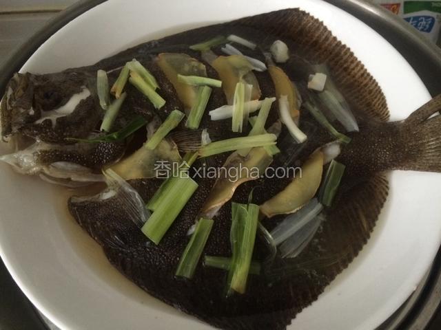 大火蒸8-10分钟，鱼身刀口处缝隙稍稍外翻，表明鱼已经蒸熟了；