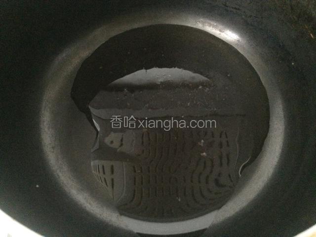 锅里放3汤匙植物油，烧至冒烟后，淋在鱼身上；