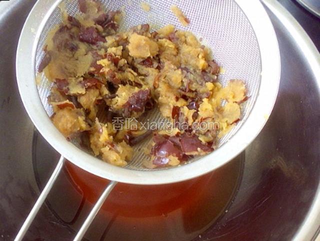 把红枣捞出，留红枣水，在红枣水里加入冰糖