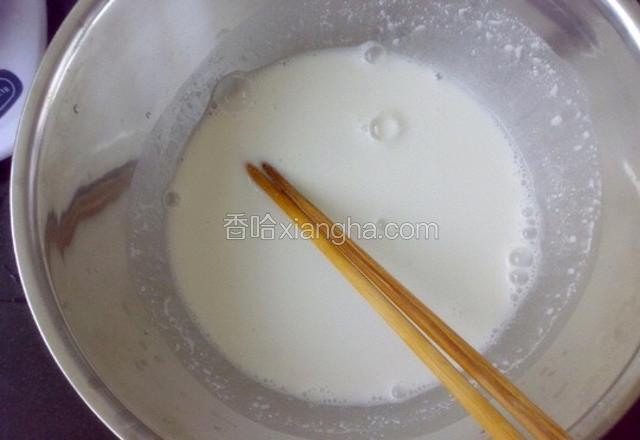 煮红枣水的同时，可以在另一边用水把马蹄粉搅拌均匀备用