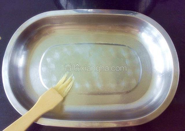 用小碟子放一点色拉油
