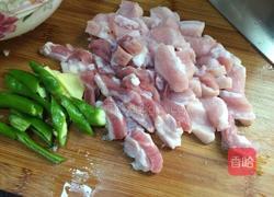 肉炒卷心菜的做法图解2